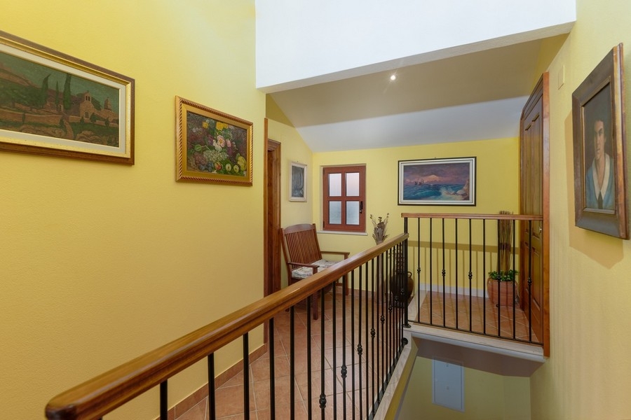 Galerie im Obergeschoss mit Geländer