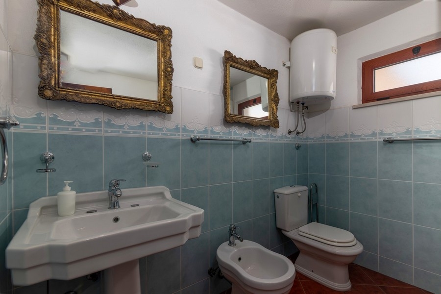 Badezimmer mit Bidet und klassischer Ausstattung