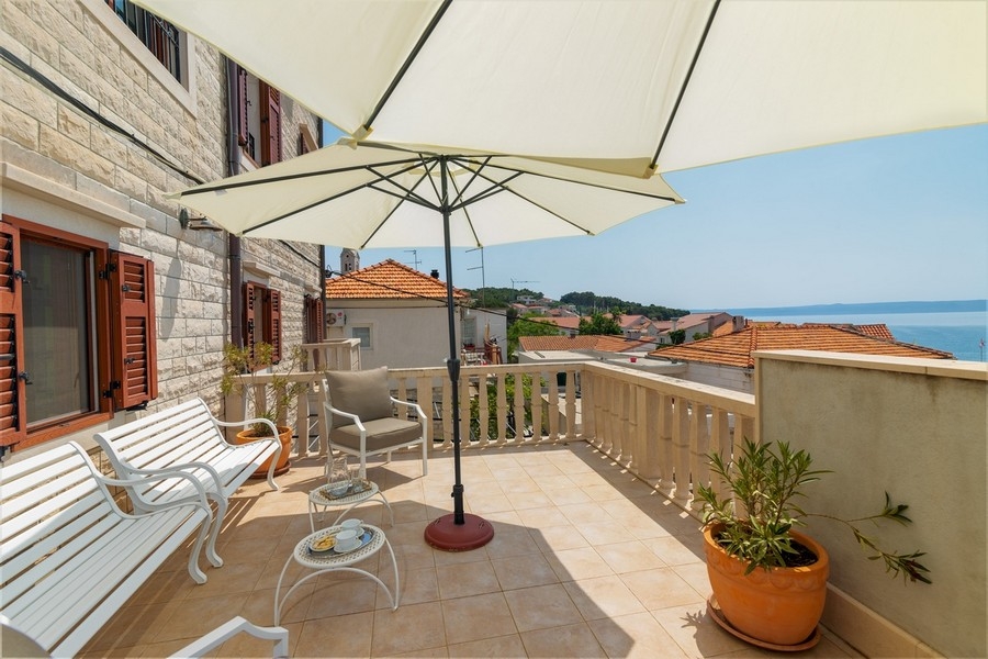 Terrasse mit Meerblick und Sonnenschirm