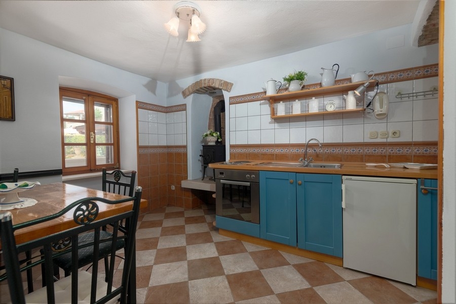 Küche im mediterranen Stil mit Fliesen