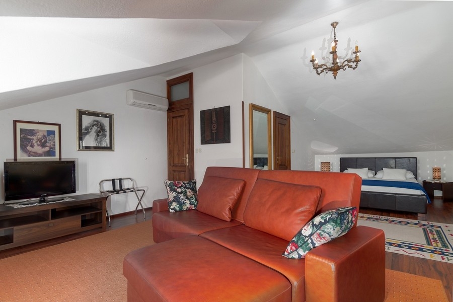 Wohnbereich mit Meerblick und großen Fenstern