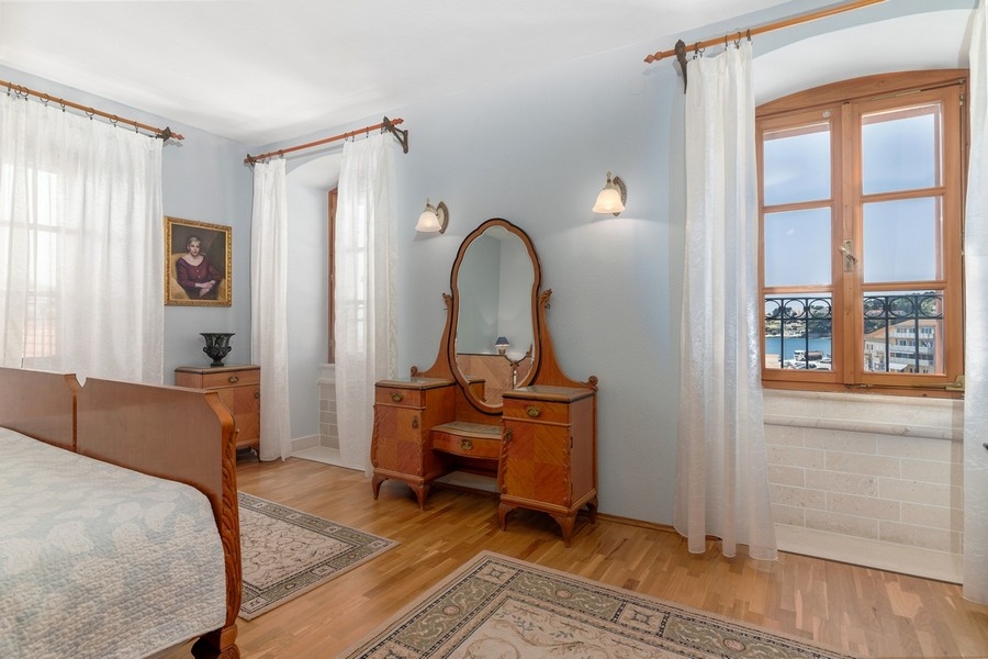 Schlafzimmer mit Doppelbett und Sitzbereich