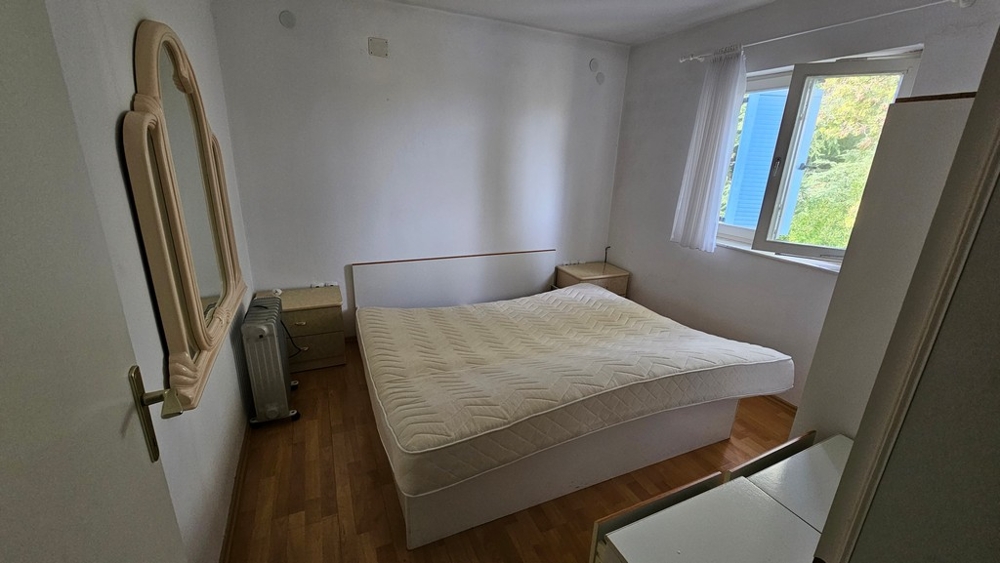 Schlafzimmer mit Doppelbett und Fenster