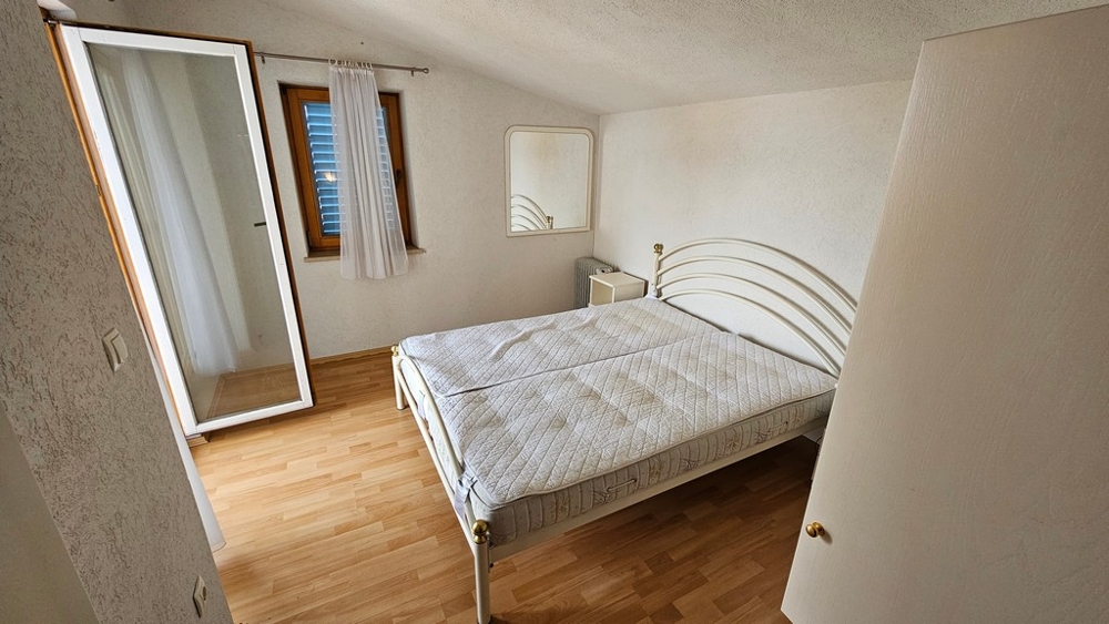 Schlafzimmer mit Doppelbett und Kleiderschrank