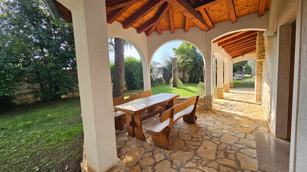 Große überdachte Terrasse mit Garten und Arkaden