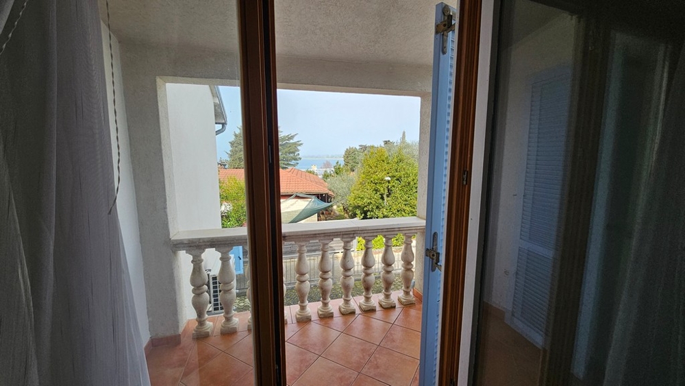 Balkon mit Blick auf Garten und Meer