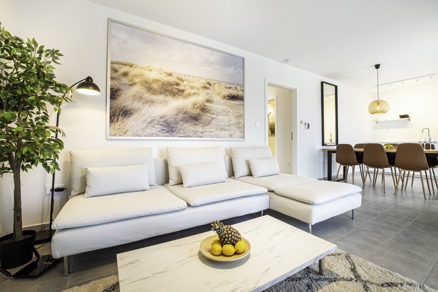 Wohnbereich mit Sofa und modernem Interieur