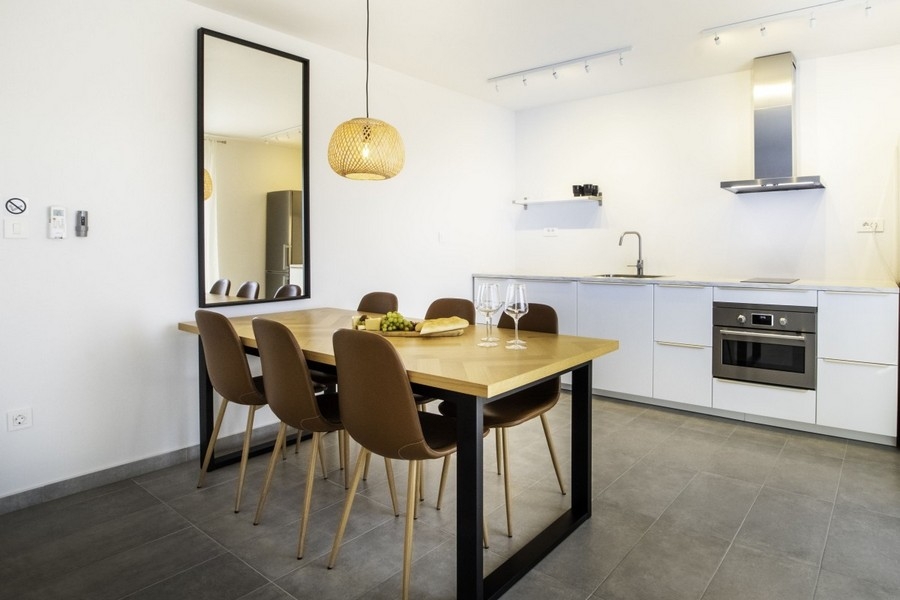 Offene Küche mit Esstisch und moderner Einbauküche