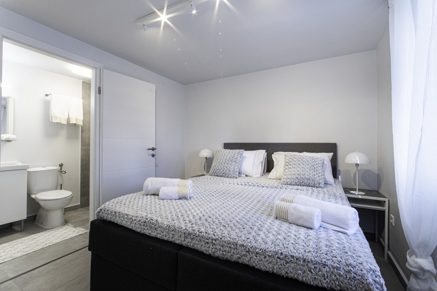 Schlafzimmer mit Doppelbett und Badezimmer en suite