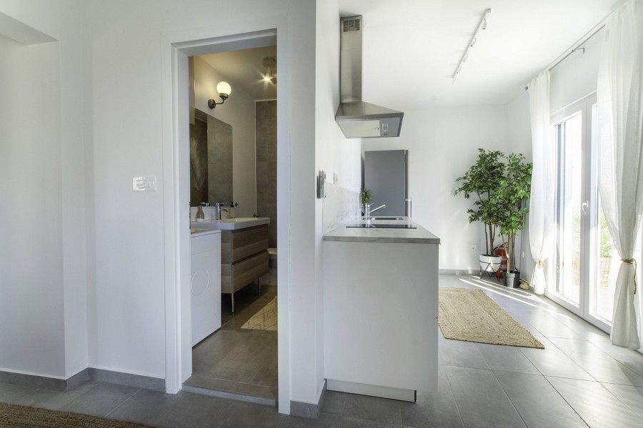 Küchenbereich mit Zugang zur Terrasse