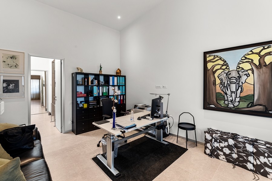 Arbeitszimmer mit Schreibtisch und Regalen