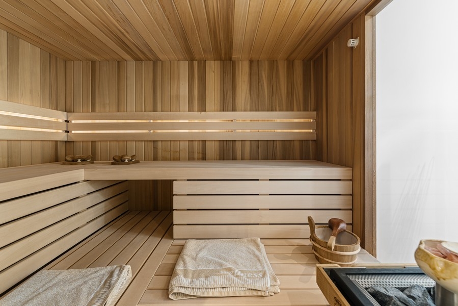 Sauna mit Holzverkleidung im Wellnessbereich