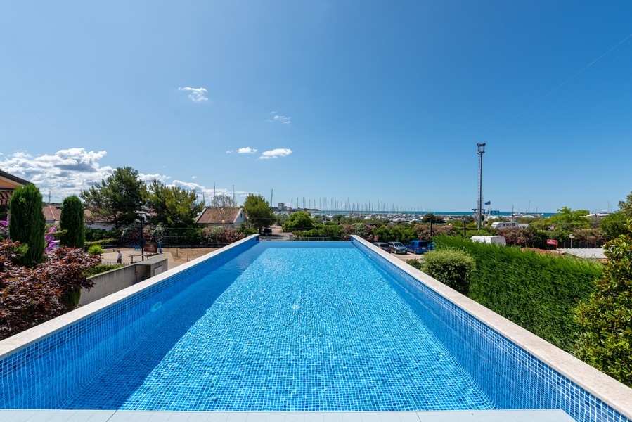 Infinity-Swimmingpool mit Meerblick der Villa H3857, die in Istrien in Umag zum Verkauf steht.