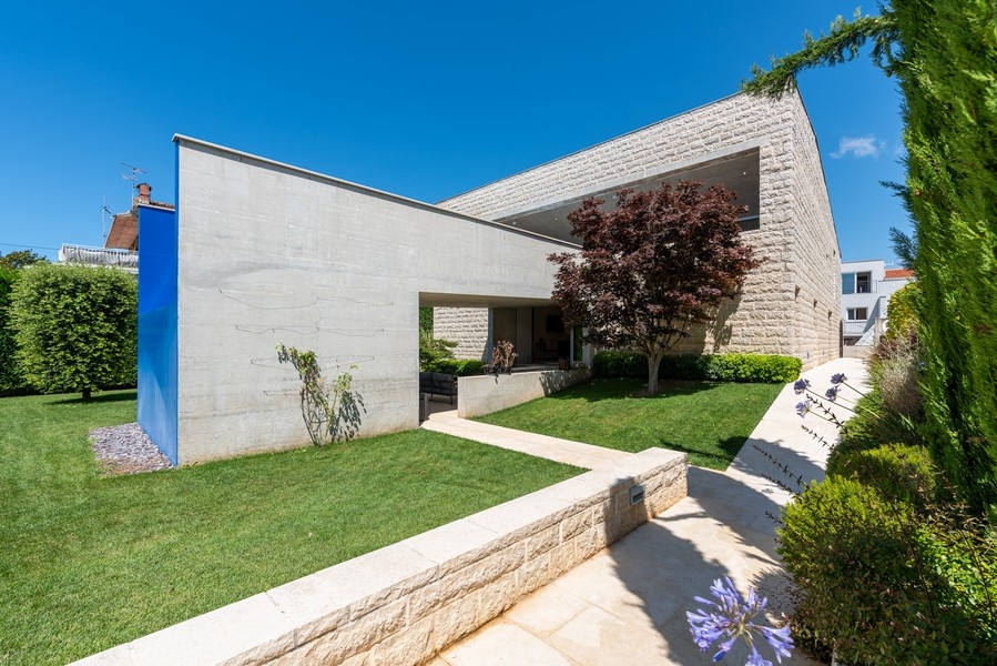 Moderne Villa mit Garten und Architektur aus Naturstein