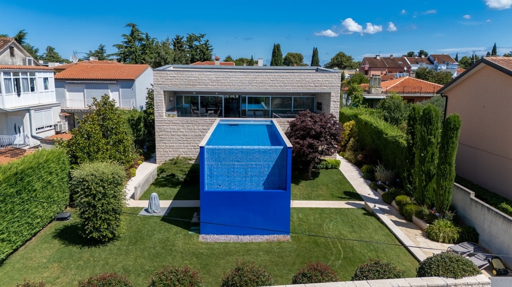 Infinity-Swimmingpool im Garten der Villa in Umag