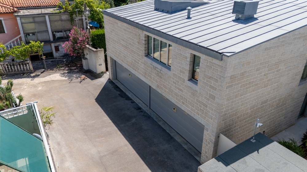Garagenbereich mit Stellplätzen für mehrere Fahrzeuge