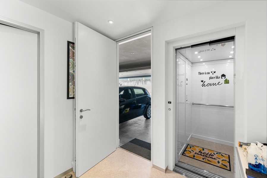 Eingangsbereich mit Aufzug und Zugang zur Garage