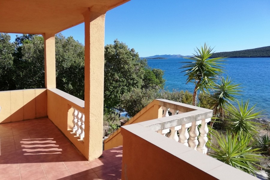 Haus direkt am Meer zum Verkauf auf der Insel Rivanj in Kroatien.