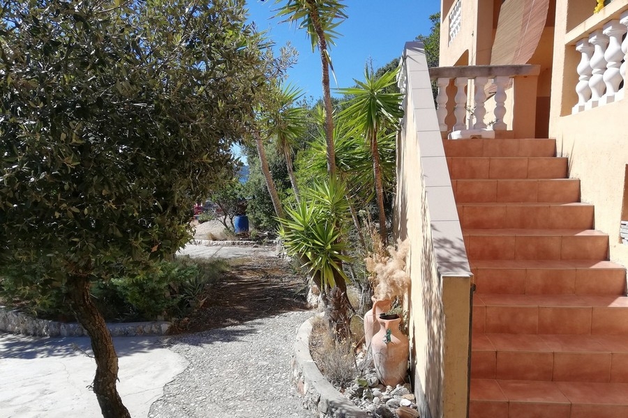 Mediterraner Garten und Eingangstor der Inselimmobilie