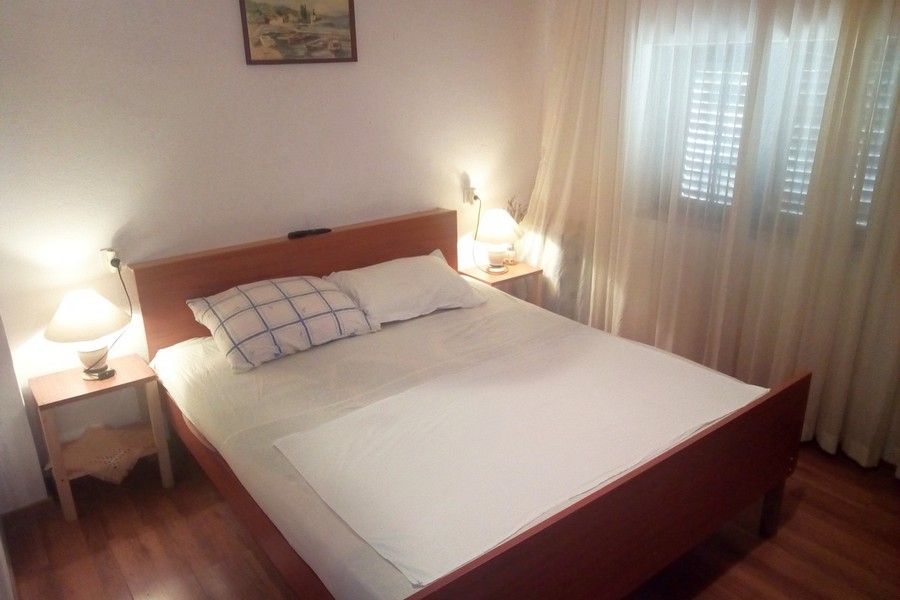 Schlafzimmer der Inselimmobilie mit Doppelbett