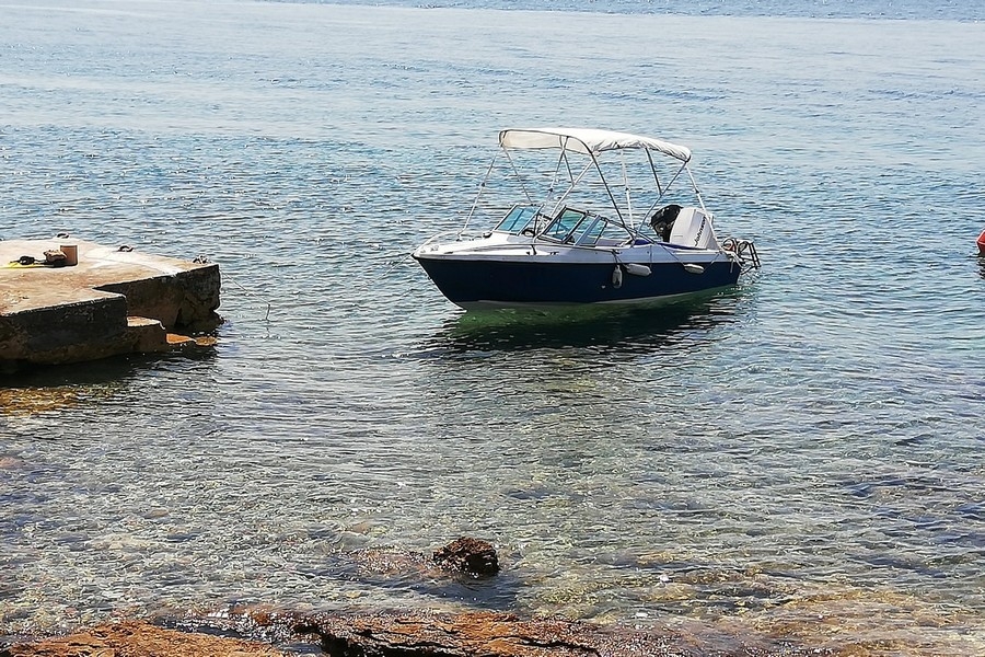 Boot am privaten Anleger vor der Immobilie in Kroatien