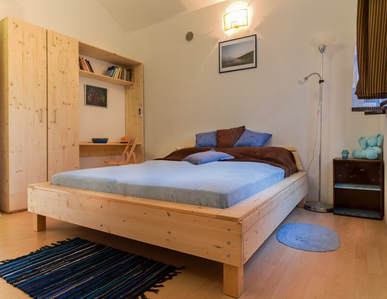 Schlafzimmer mit Doppelbett und Arbeitsbereich