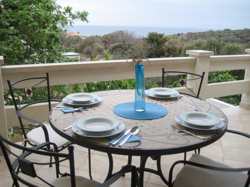 Terrasse mit Meerblick und Sitzbereich