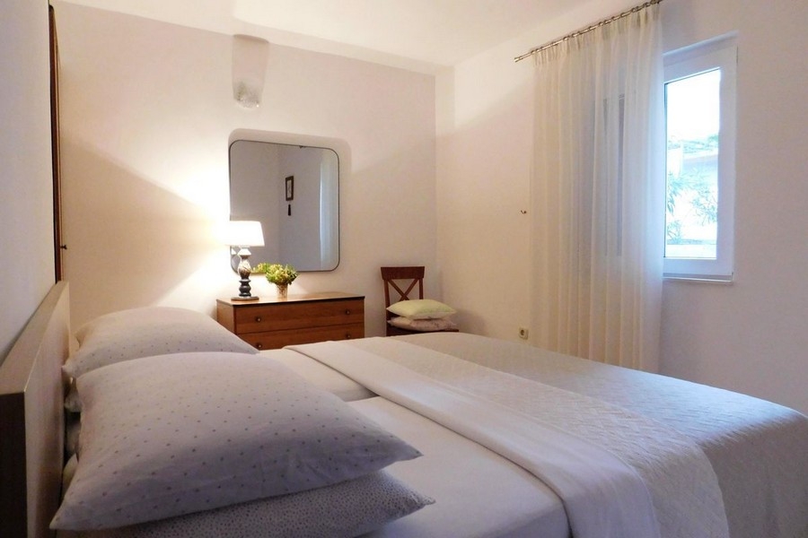 Schlafzimmer mit Doppelbett und Fenster