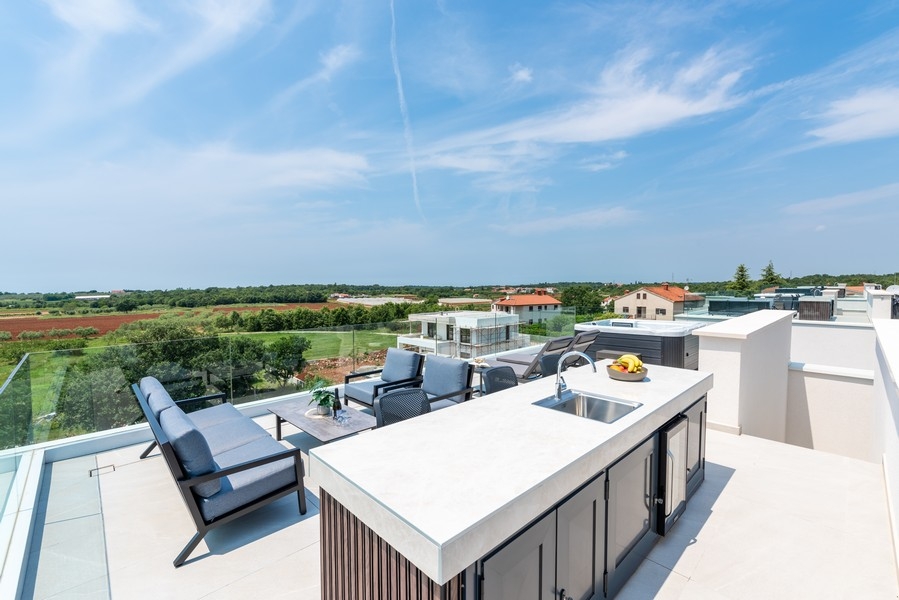 Dachterrasse mit Lounge, Außenbar und Weitblick
