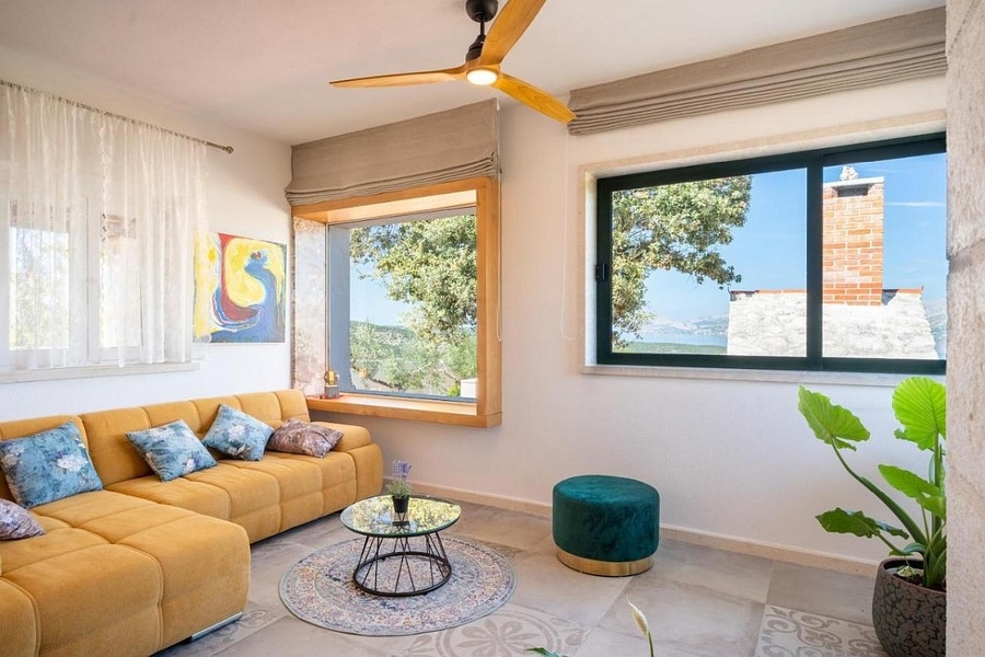 Wohnzimmer mit Meerblick und großen Fenstern