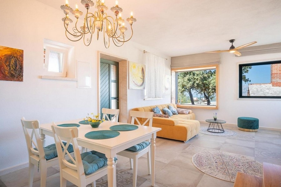 Essbereich mit Wohnraum und mediterranem Interieur