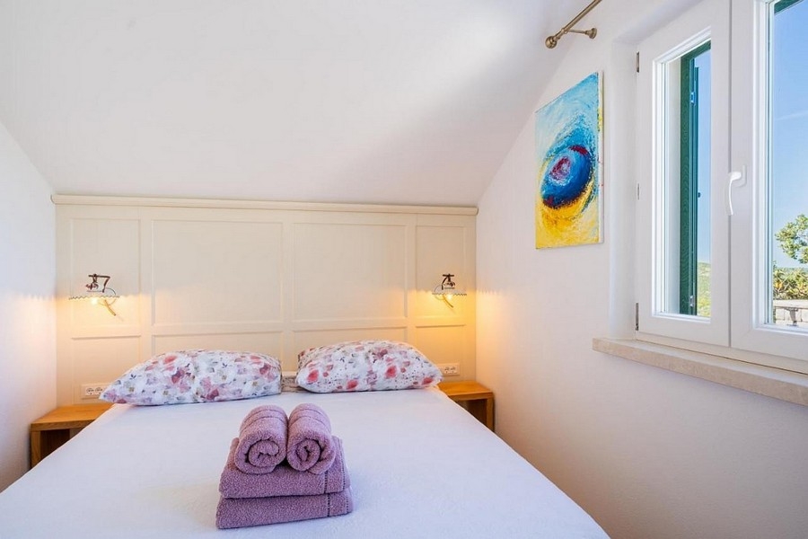 Schlafzimmer mit Fenster und Meerblick in ruhiger Lage
