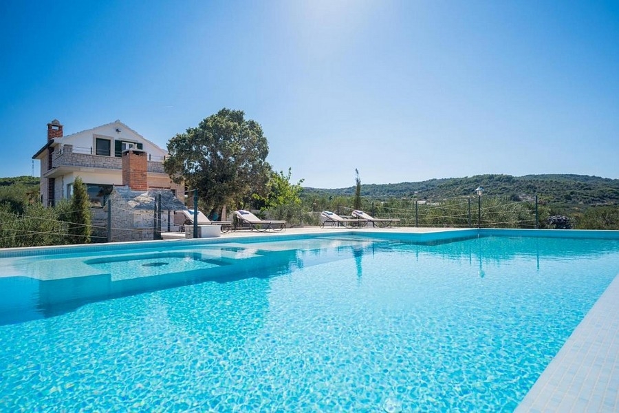 Mediterranes Steinhaus mit Pool in ruhiger Umgebung auf der Insel Brac zum Verkauf.