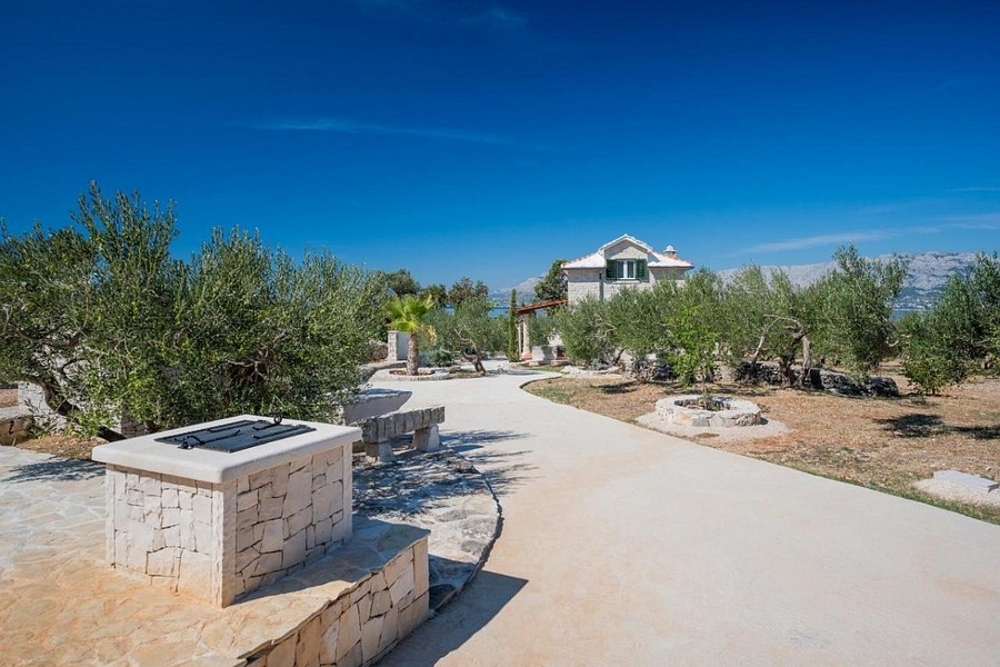 Mediterranes Haus mit Zufahrt und Naturgrundstück auf Brac