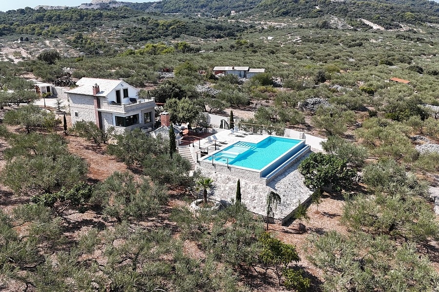 Anwesen mit Infinity Swimmingpool und Meerblick in ruhiger Lage