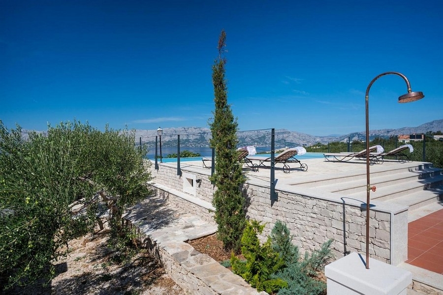 Terrasse mit Infinity Pool und Panoramablick auf Meer und Küste