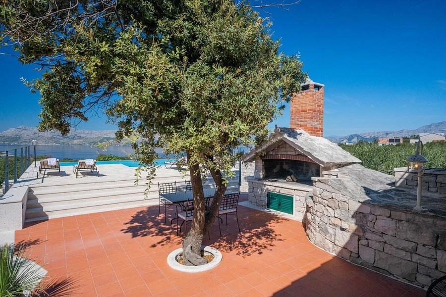 Außenbereich mit Grillplatz und Poolterrasse mit Meerblick