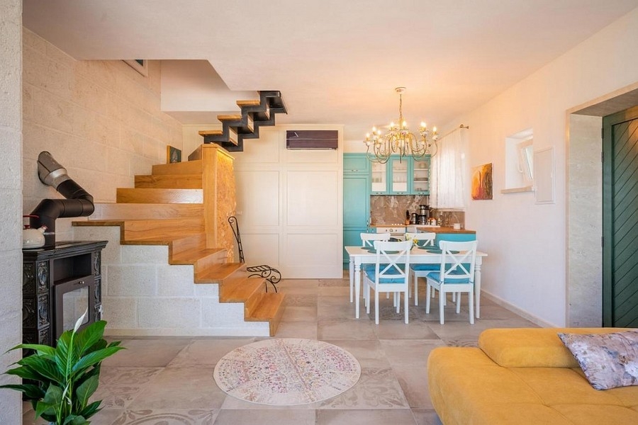 Wohnbereich mit offener Küche und Treppe im dalmatinischen Stil