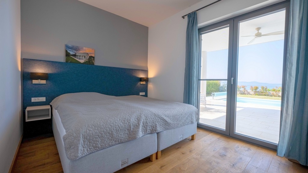 Schlafzimmer mit Zugang zur Terrasse und Blick auf das Meer