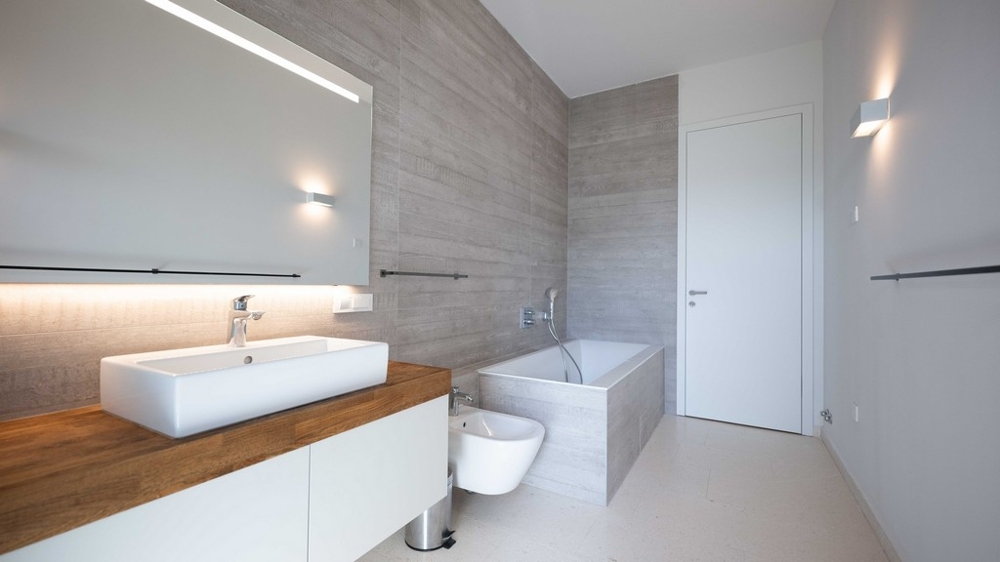 Modernes Badezimmer mit Badewanne und hochwertiger Ausstattung