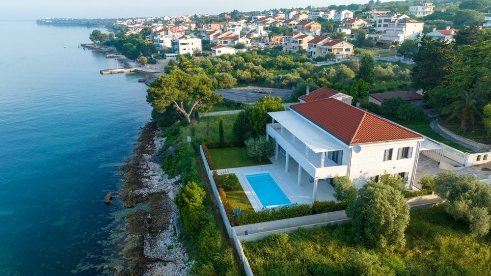 Steinvilla in erster Reihe zum Meer mit Pool und Garten in Dalmatien