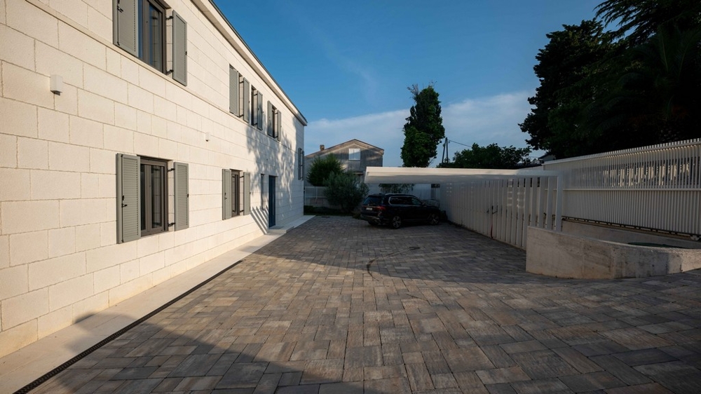 Großzügiges Grundstück mit moderner Villa und Swimmingpool am Meer