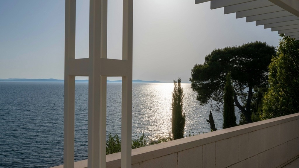 Terrasse mit Meerblick und mediterraner Vegetation in ruhiger Lage