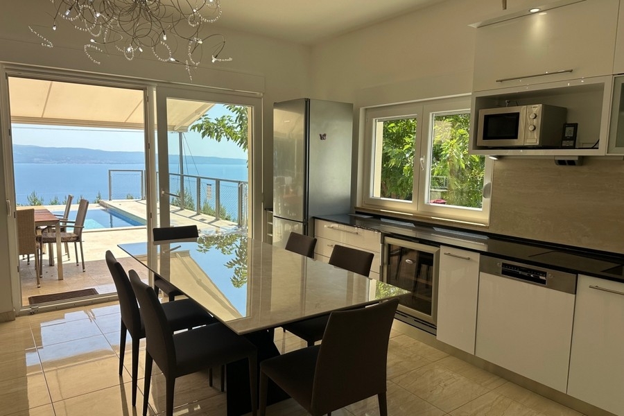 Küche mit Blick auf Terrasse und Meer