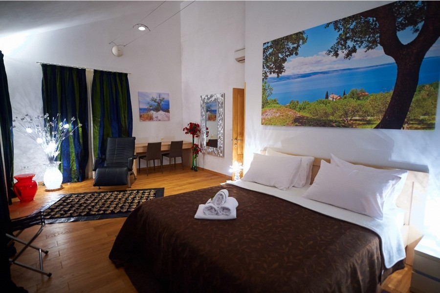 Schlafzimmer mit Meerblick und Sitzbereich