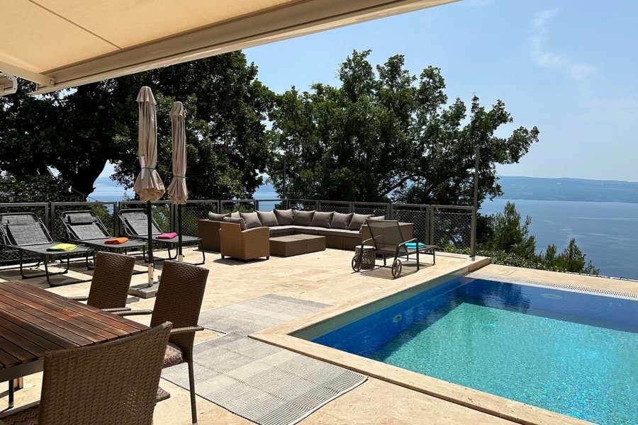 Terrasse mit Swimmingpool und Meerblick