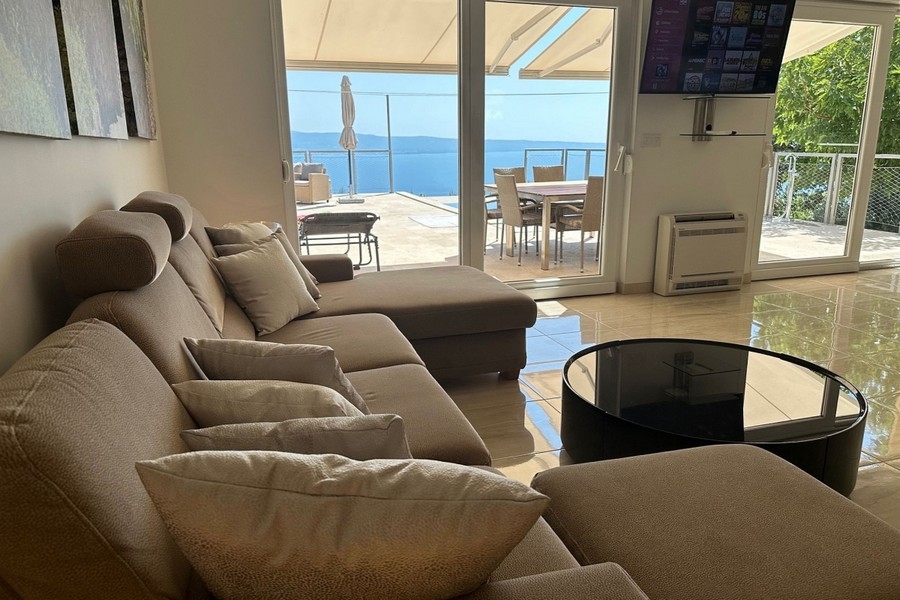 Wohnbereich mit Zugang zur Terrasse und Meerblick
