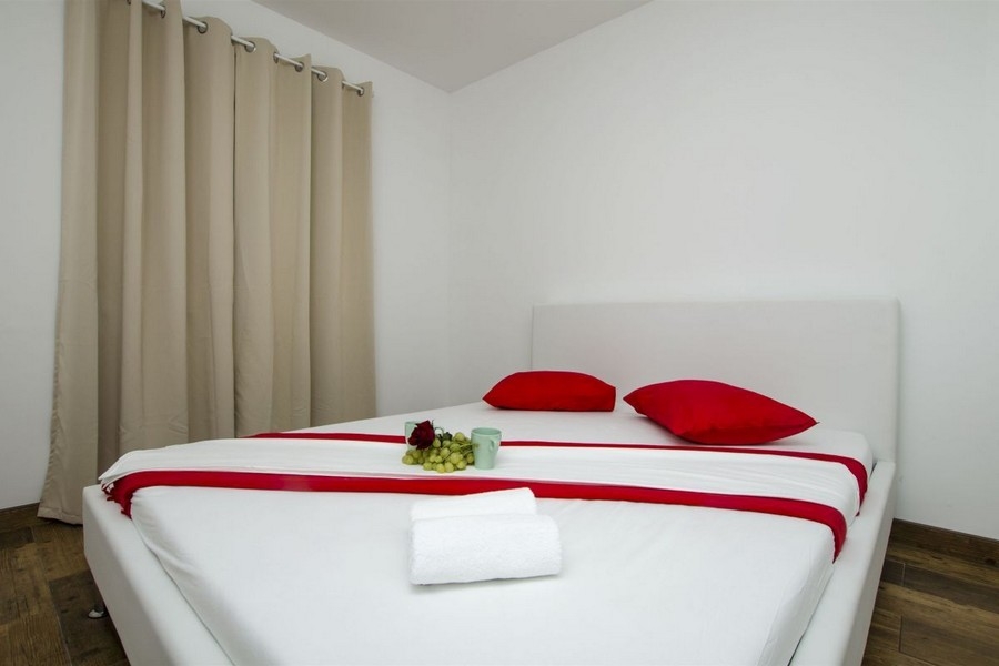 Schlafzimmer mit Doppelbett und heller Einrichtung