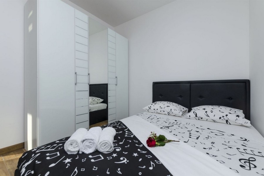 Schlafzimmer mit Bett und Kleiderschrank