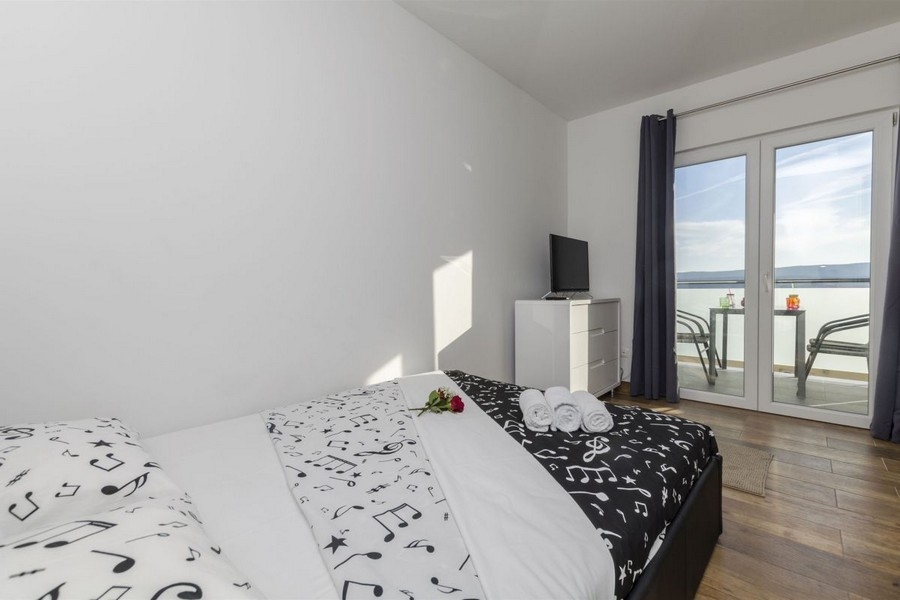 Schlafzimmer mit Zugang zum Balkon und Meerblick